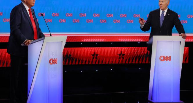 Debata telewizyjna Joe Bidena z Donaldem Trumpem, która miała poprawić wizerunek prezydenta w oczach Amerykanów i jego notowania w sondażach, okazała się jego porażką.