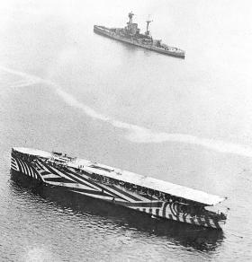 Brytyjski HMS Argus - pierwszy okręt z pełnym pokładem startowym, wszedł do służby w 1918 r.