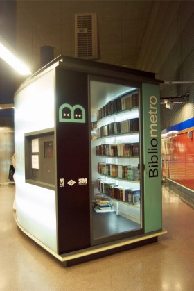 Bibliometro, czyli miniaturowe biblioteki na stacjach metra, otwarto po raz pierwszy w Santiago de Chile w 1996 roku.  Proste zasady wypożyczania książek (wystarczy karnet zwykłej biblioteki bądź dowód) sprawiły, że inicjatywa odniosła duży sukces. Podobn