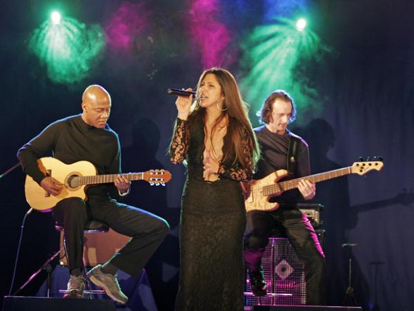 Ive Mendes jest idealnym przykładem nowej konfekcji muzycznej, mieszającej egzotykę, smooth jazz i elektroniczne brzmienia.