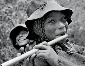 Peruwiańczyk grający na flecie, zdjęcie Eugene'a Harrisa z wystawy „The Family of Man”.