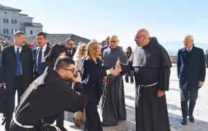 Giorgia Meloni w Asyżu.  W imieniu franciszkanów wita ją Marco Moroni, kustosz generalny Świętego Konwentu.