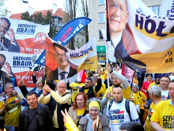 Wyborcy przed siedzibą TV Republika, 14 kwietnia 2025 r.