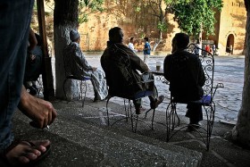 Maroko, gory Rif, Szefszawan. Po rynku kreca sie najbardziej namolni dilerzy, a w mrocznych kafejkach miejscowi mezczyzni godzinami przesiaduja nad szklanka kawy lub mietowej herbaty swobodnie palac hasz i kif.