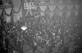 31.12.1955 r. Aula Politechniki wydaje się taka sama jak w poprzednich latach. Prawie nie zmieniają się hasła na balustradach, ale ze ściany już nie spogląda Bierut.