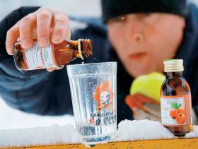 Płyn do kąpieli „Bojarysznik”, przy którego produkcji użyto alkoholu metylowego, spowodował w zeszłym roku śmierć 78 osób z Irkucka. Na szklance napis: „Urodzony w ZSRR”.