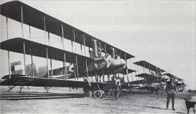 Bombowiec Caproni CA 42 w barwach brytyjskich.
