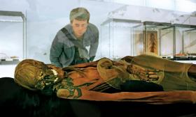 Wytatuowana Scytyjka z wystawy w Martin-Gropius-Bau w Berlinie.