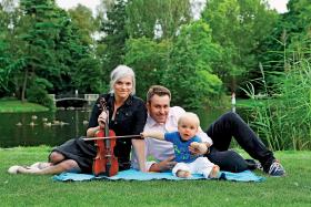Magda Pinkwart razem z mężem Sergiuszem i synem Wilhelmem. Zrezygnowali z telewizora i postawili na wideo blogi.