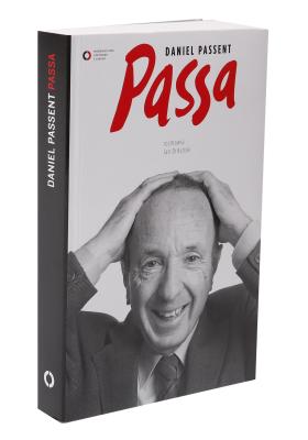 Książka „Passa” Daniela Passenta. Rozmowa Jana Ordyńskiego z dziennikarzem, publicystą i felietonistą POLITYKI. Daniel Passent opowiada o swoim niezwykle bogatym życiu i życiowych wyborach.  www.skleppolityki.pl Cena: 39,90 zł.