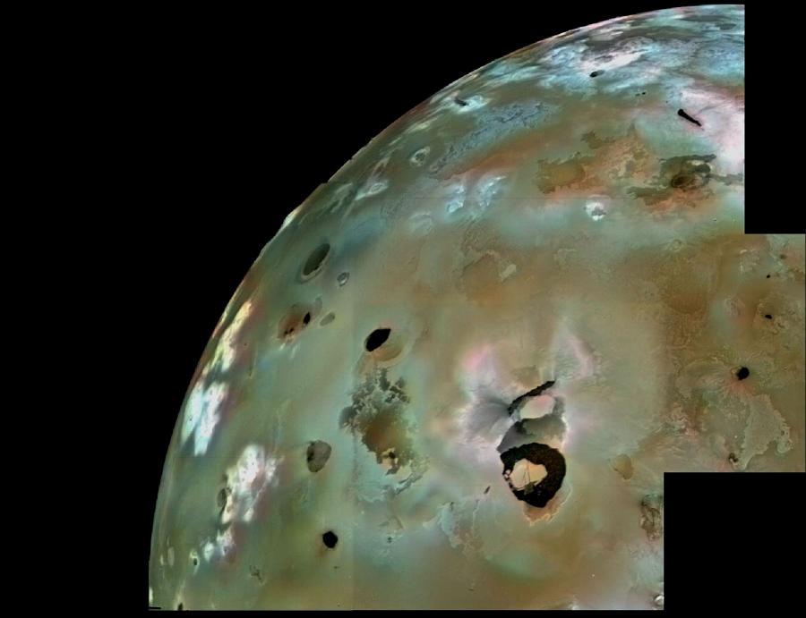 Fragment Io – wulkanicznego księżyca Jowisza. Największy czarny punkt to czynne ­jezioro lawowe Loki Patera. Zdjęcie wykonała sonda Voyager 1.