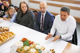 Urszulin, woj. lubelskie – spotkanie Rafała Trzaskowskiego z mieszkańcami i przedstawicielkami lokalnego koła gospodyń wiejskich.