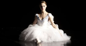 9. „Czarny łabędź”, reż. Darren Aronofsky, prod. USA. Olśniewająca przypowieść o dążeniu do doskonałości.