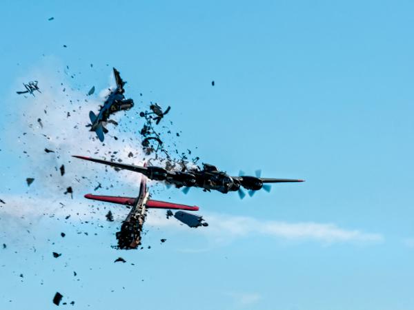 Rozpędzony myśliwiec P-63 Kingcobra zderzył się z bombowcem B-17 Flying Fortress, czyli słynną latającą fortecą.