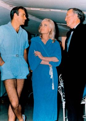 Sean Connery - pierwszy odtwórca roli Bonda - Shirley Eaton i  Ian Fleming na planie „Goldfinger”, 1964 r.