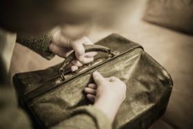 Leciał do Paryża jako poseł na Sejm PRL i Prezes ZLP. Był jednym z niewielu członków delegacji,którzy tak swobodnie czuli się w stolicy Francji. Znał język, a protokół dyplomatyczny nie krył przed nim tajemnic. Nic dziwnego, że Gierek chciał go mieć blisko.