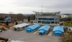 Posterunek graniczny. Widok na stronę Korei Południowej.