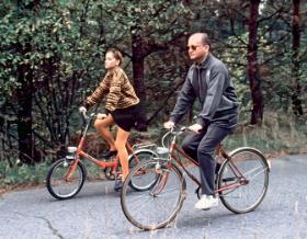 Dwudziestoparoletnia Monika z ojcem (już jako prezydentem) podczas urlopu w rządowym ośrodku wypoczynkowym Promnik w Rudzie Tarnowskiej, 1989 r.