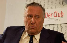 Frederick Forsyth zasłynął kilkukrotnie ekranizowaną powieścią „Dzień Szakala” (1971 r.). Od tego czasu wydał kilkanaście książek.
