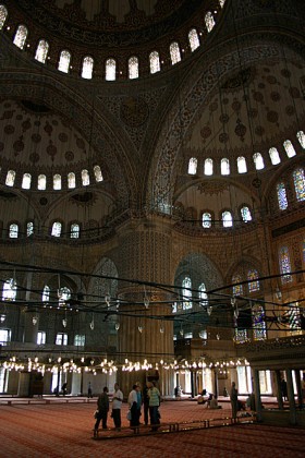 Stambuł jest miastem tysięcy meczetów. Ale najbardziej zachwyca zbudowany w XVII w. Błękitny Meczet, ozdobiony wewnątrz błękitnymi kaflami z Izniku. Każdy pobożny muzułmanin, chociaż raz, chciałby się w nim modlić.