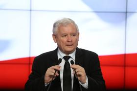 Kaczyński ogłosił wielki odwrót od Zachodu w kierunku swojskości, małego rodzinnego biznesu, socjalnych prezentów.