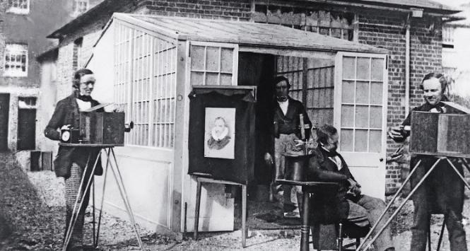 William Fox Talbot, pionier kalotypii, przy pracy, 1846 r. (Specjalne urządzenie utrzymywało głowę fotografowanej osoby w bezruchu przez długi czas wykonywania zdjęcia).