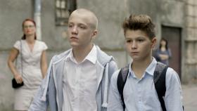 3. „Plac zabaw”, reż. Bartosz M. Kowalski. Dziewczyna chce wyznać miłość koledze z klasy, właśnie bierze korepetycje u bardziej doświadczonej koleżanki. To jednak nie będzie romantyczna opowieść, dalej wszystko potoczy się zupełnie inaczej.Recenzję filmu „Plac zabaw” znajdziecie tutaj.