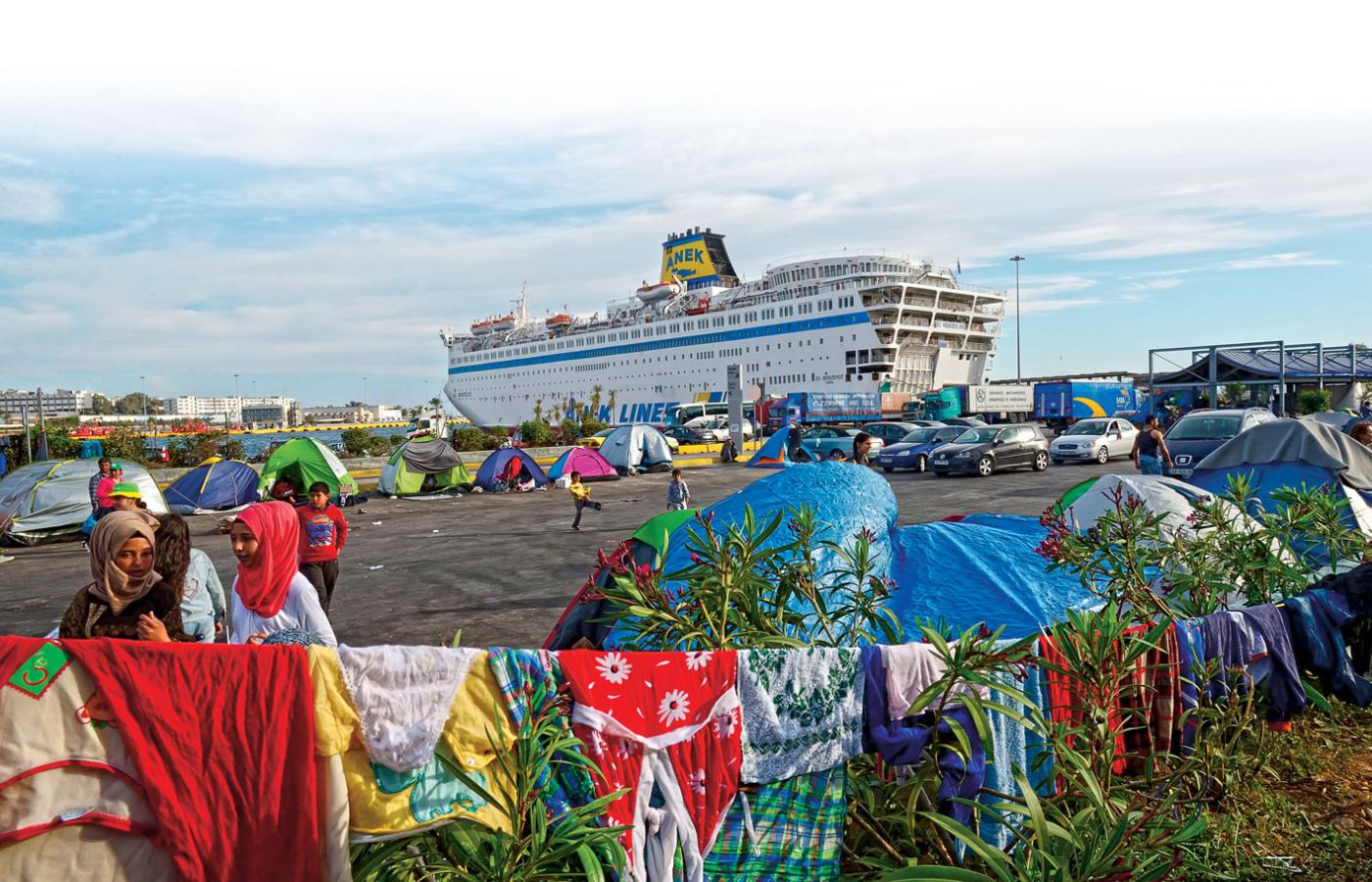 W porcie w Pireusie nadal koczują tysiące uchodźców. Polscy turyści na ogół nie chcą oglądać takich widoków.