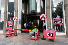 Aktywiści Greenpeace protestują przeciwko udzielaniu nowych licencji na wydobycie ropy naftowej. Oslo, 2021 r.