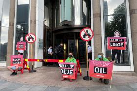 Aktywiści Greenpeace protestują przeciwko udzielaniu nowych licencji na wydobycie ropy naftowej. Oslo, 2021 r.