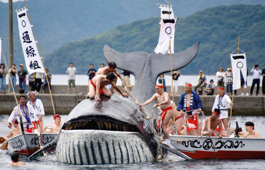Nagato w zachodniej Japonii – rekonstrukcja tradycyjnych metod polowań na wieloryby.