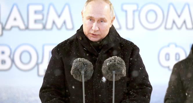 Prezydent Rosji Władimir Putin wygłasza przemówienie podczas ceremonii podniesienia flagi dla okrętów podwodnych.