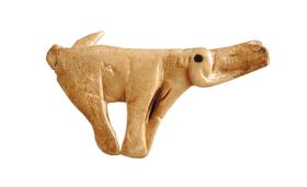 Atlatl (miotacz oszczepów) wykonany z poroża renifera ok. 16 tys lat temu, odkryty w Tarn-et-Garonne we Francji.
