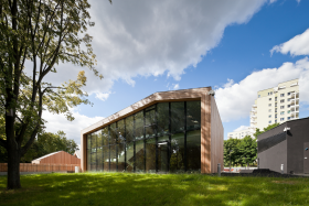 To także bardzo udana próba wpisania się w rozliczne lokalne konteksty.