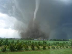 Tornado uderza w miejscowość Willmar w Minnesocie. W samych Stanach, w 2011 r. tornada zabiły 550 osób. Powstają głównie na Środkowym Zachodzie, gdzie zimne masy powietrza ze wschodu zderzają się z tropikalnymi, sunącymi znad Zatoki Meksykańskiej.