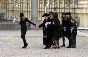 Żona księcia Mikołaja hrabina Sveva della Gherardesca (w środku) w Petersburgu, po złożeniu w krypcie cesarskiej prochów Marii Fiodorowny Romanowej.