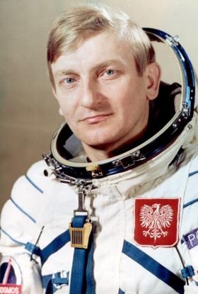 Mirosław Hermaszewski, pierwszy polski kosmonauta, był pilotem samolotów naddźwiękowych.