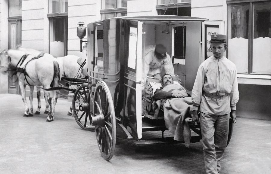 Ambulans Czerwonego Krzyża transportuje pacjenta do szpitala (1897).