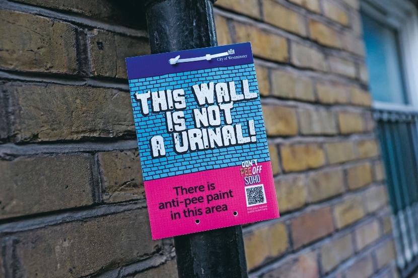 To jest ściana a nie urynał! – głosi plakat w londyńskim Soho.