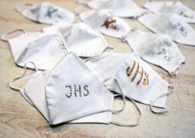 W komunijnych pamiątkach nastąpiła pewna zmiana. Obok tradycyjnych medalików pojawiły się maseczki z symbolem Eucharystii.