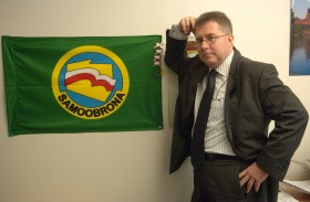 Przed eurowyborami w 2004 roku znaczek ZChN na biało - czerwony krawat Samoobrony wymienił Ryszard Czarnecki. Z sukcesem - po wyborach wyjechał do Brukseli.