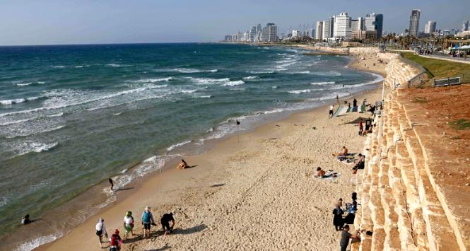 Plaża w Tel Awiwie, gdy zawyły syreny alarmowe, 10 maja 2023 r.