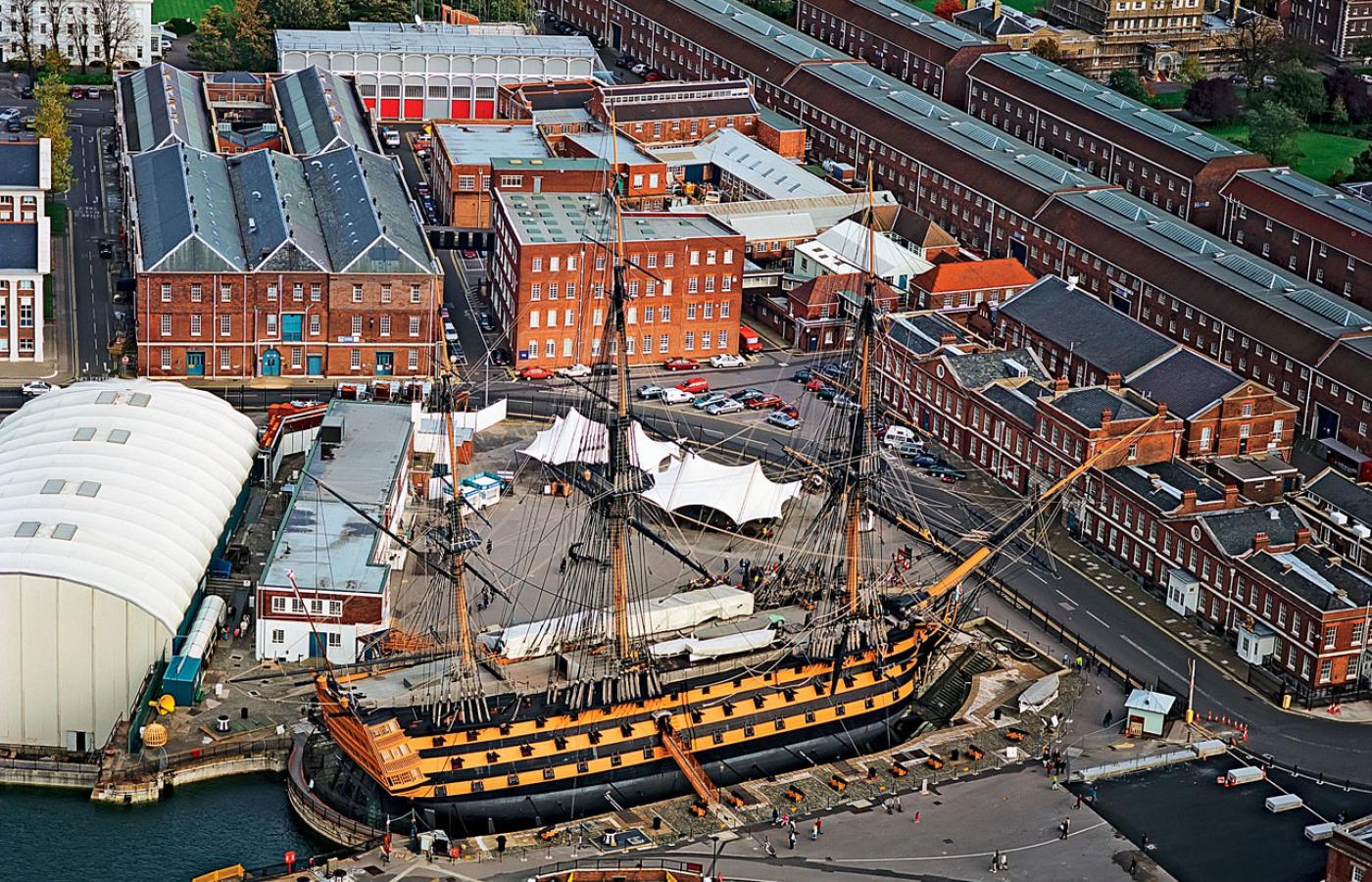 Okręt liniowy „Victory”, flagowa jednostka adm. Nelsona z bitwy pod Trafalgarem. Odrestaurowany po 1922 r. i umieszczony w suchym doku w Portsmouth, pełni do dnia dzisiejszego rolę pomnika.