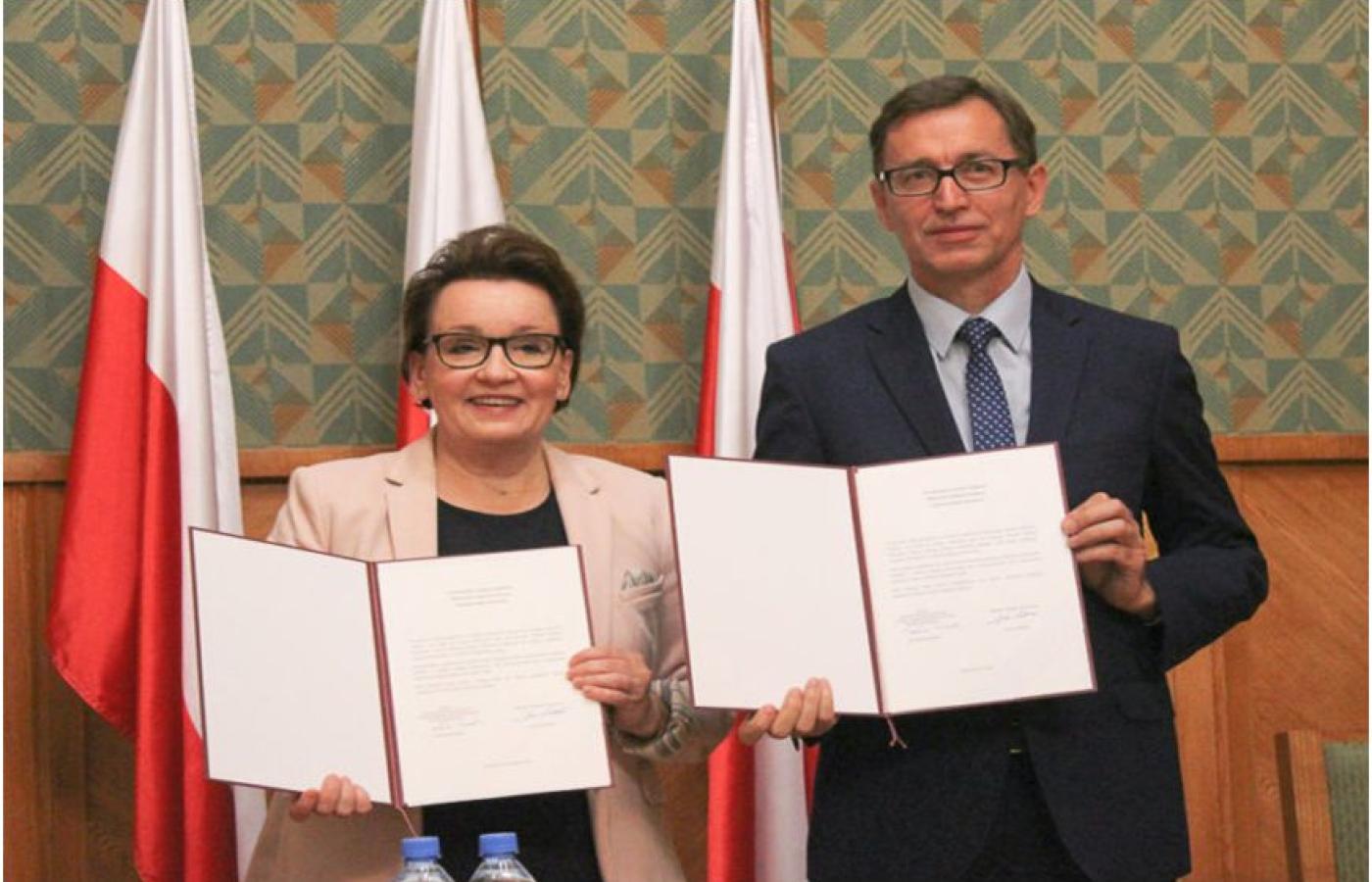 Anna Zalewska, szefowa MEN i Jarosław Szarek, prezes IPN