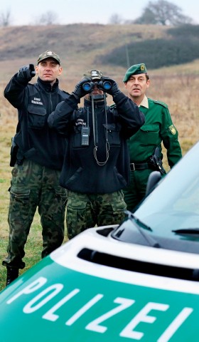 Polsko-niemiecki patrol nad Odrą. Granic już nie ma, ale pilnować trzeba.