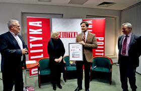 Krzysztof Wałaszewski odbiera dyplom za nagrodę główną.