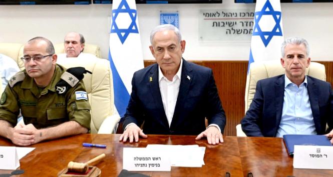 Premier Izraela Beniamin Netanjahu (w środku) podczas posiedzenia gabinetu bezpieczeństwa. Po prawej szef Mosadu David Barnea, 1 października 2024 r.