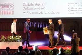 Jacek Krych i Michał Krawczyk w drodze po nagrodę za projekt siedziby Agencji Reklamowej YETI .