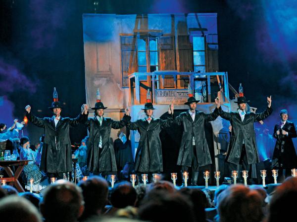 Teatr Żydowski w Warszawie, finał Festiwalu: spektakl „Dwór Cadyka”, scena tańca z butelkami.