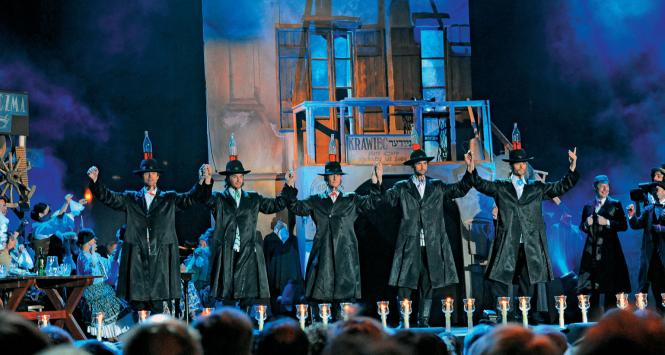 Teatr Żydowski w Warszawie, finał Festiwalu: spektakl „Dwór Cadyka”, scena tańca z butelkami.